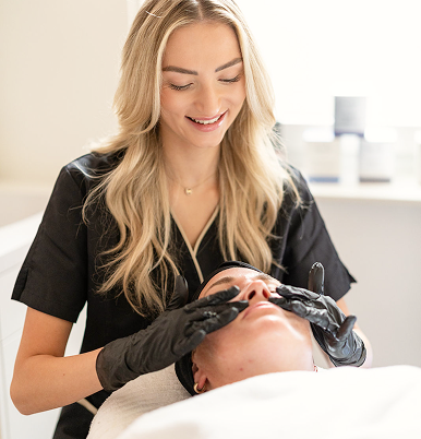 Sophia von Nagell führt eine Peeling-Behandlung an einer Kundin durch