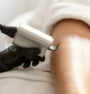 Nahaufnahme einer Behandlung eines Kunden am Bein
