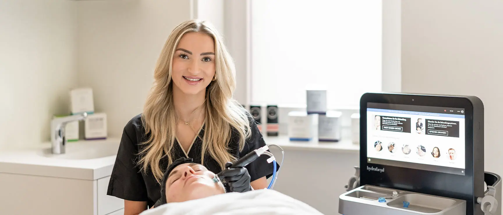 Sophia von Nagell führt eine Behandlung am Kunden durch