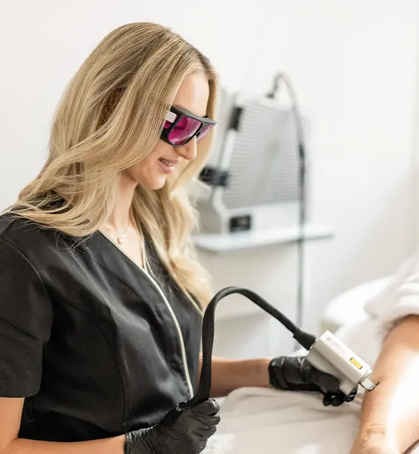 Sophia von Nagell führt eine Behandlung durch