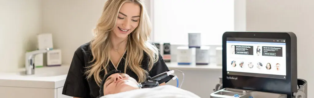 Sophia von Nagell führt eine Behandlung an einem Kunden durch